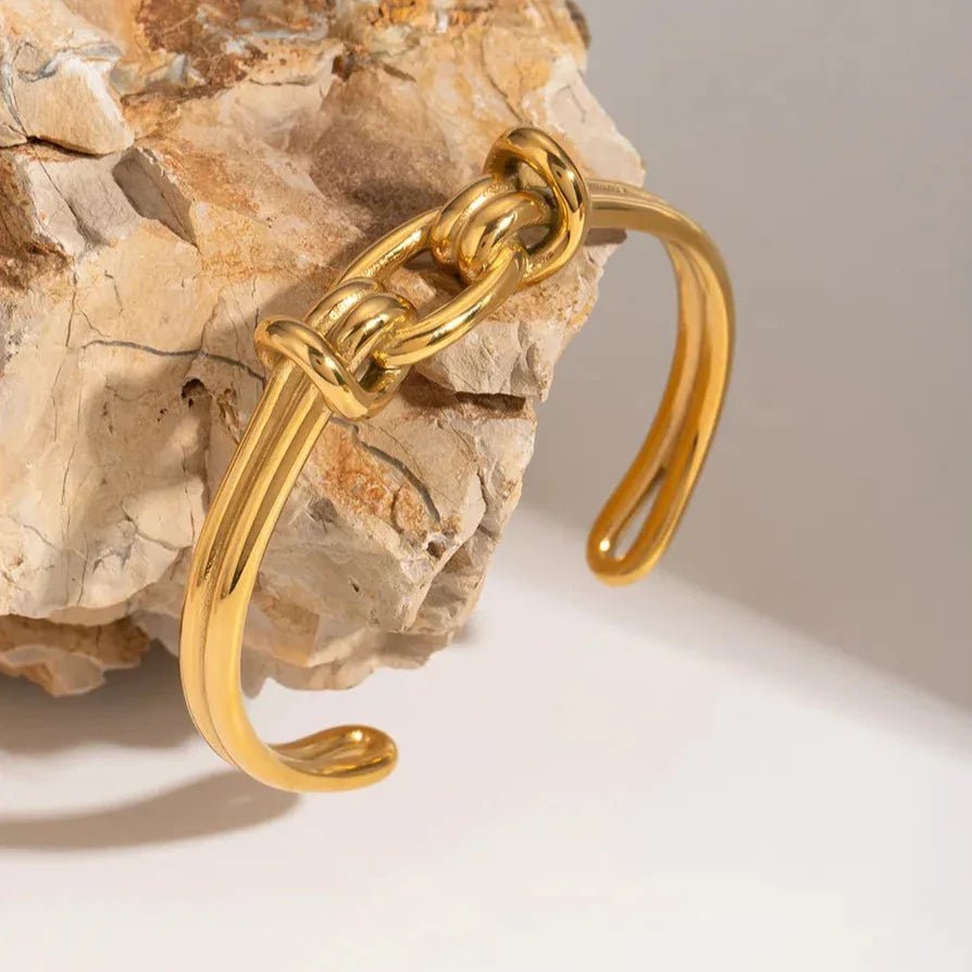 Cassia Knot Gold Bangle - NAVALLI