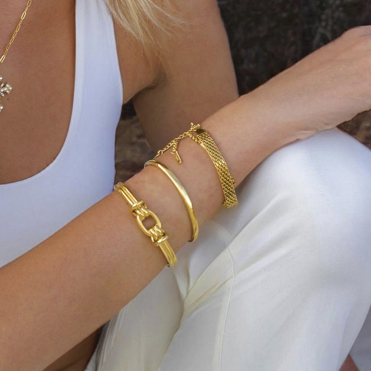 Cassia Knot Gold Bangle - NAVALLI